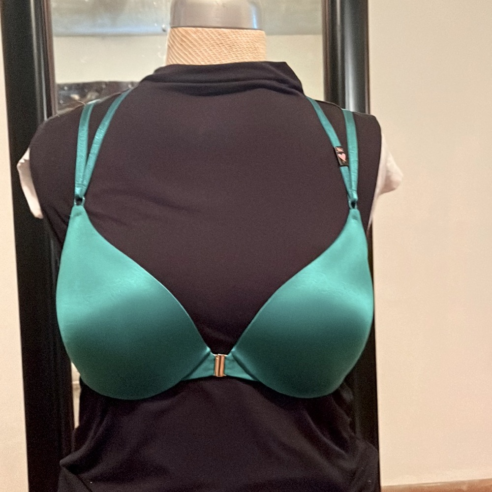 Victoria’s Secret nwt emerald front close push up bra 36C
